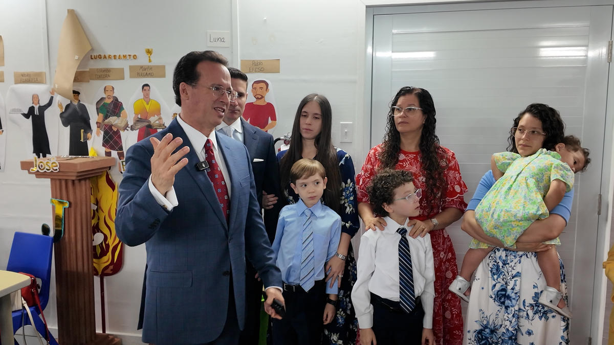 Dios cuidando a los niños en la Edad de la Piedra Angular