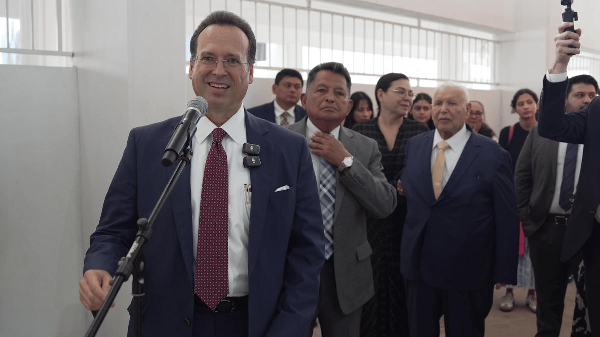 O Noivo conversando com a Noiva dando a Fé de Rapto