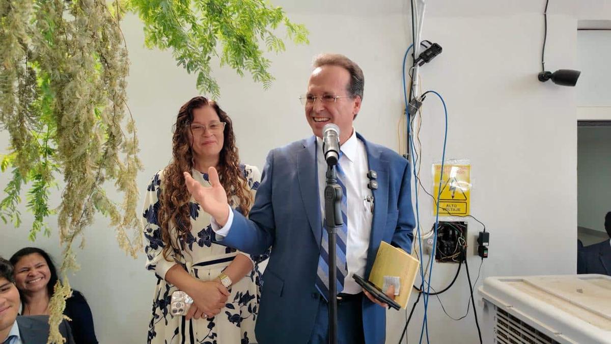 El siervo fiel y prudente sirviendo el Maná a los escogidos del Día Postrero