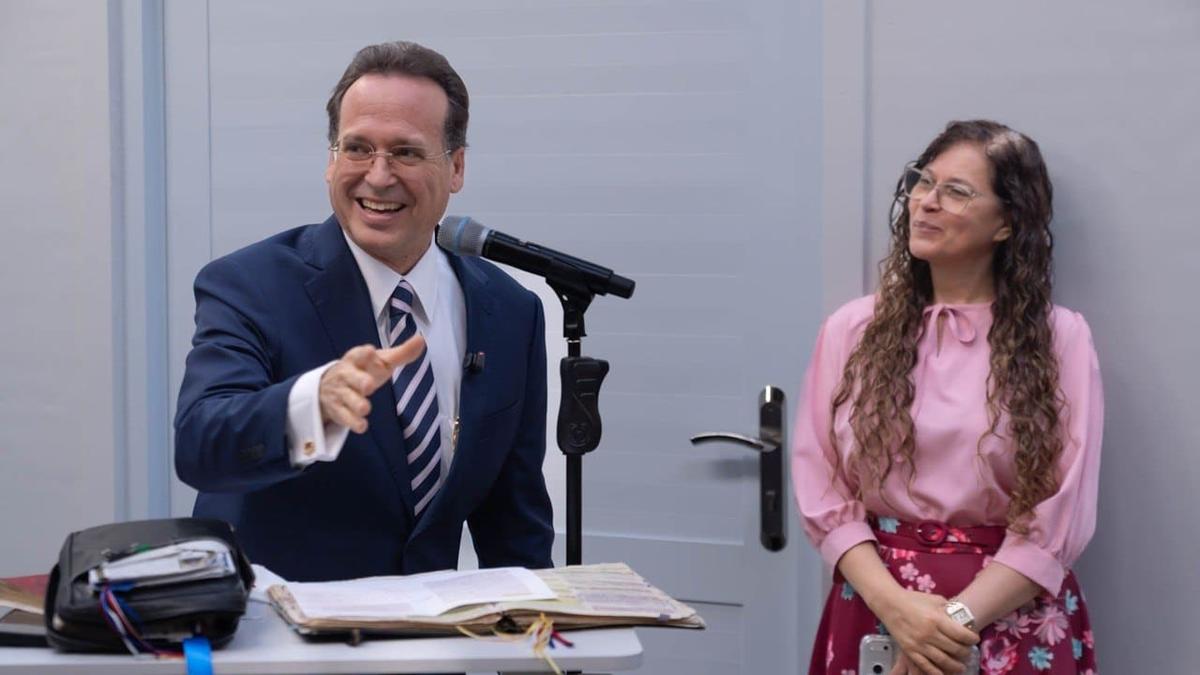 Sendo vestidos com Vestes de Gala