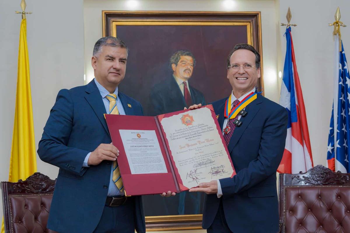 Condecoração ao Dr. José Benjamín Pérez Matos no Congresso da Colômbia